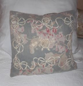 Jolie housse de coussin , tissu ancien et grande broderie réalisée à la main, déco shabby et romantique 