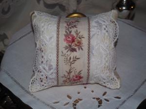 Charmant petit coussin porte-épingles, en tissu,  et broderies anciennes  , ou coussin de porte