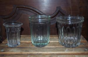 3 beaux pots anciens pour confitures , dont un rare petit pot pour gelée de groseilles