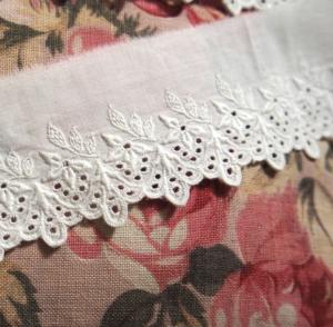 très fine broderie anglaise ancienne réalisée à la main