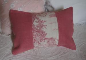 Coussin , tissus anciens , toile de Jouy, lin, coloris rose, déco shabby