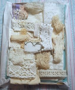 LOt d'éléments anciens pour créations, dentelles, broderies , patchwork, livre textile, scrapbooking, etc ...
