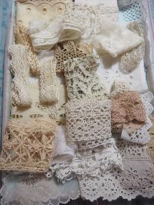 LOt d'éléments anciens pour créations, dentelles, broderies , patchwork, livre textile, scrapbooking, etc ...