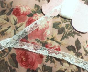 Petite et fine dentelle ancienne, coiffe , poupée