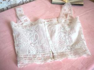 Très joli bustier ancien, cache-corset , broderies et dentelles