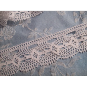   Une jolie large dentelle vintage de belle qualité et de bonne tenue 2,40 mètres