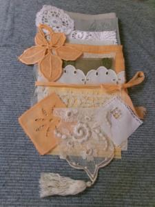   lot éléments anciens  , pour créations textiles, scrapbooking, patchwork, dentelles anciennes , broderies anciennes 
