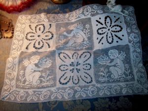 RAVISSANT PETIT RIDEAU ANCIEN.. ANGELOTS, napperon ancien, dessus de coussin, anges