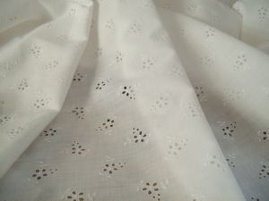  TISSU ANCIEN BRODERIE ANGLAISE / POUPEE