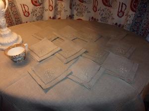 BEAU SERVICE DE TABLE ANCIEN BRODE