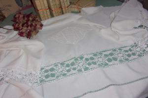  BEAU GRAND MONOGRAMME ANCIEN VA SUR REVERS DE DRAP .DENTELLE