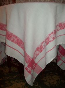   jolie nappe ancienne en damassé blanc, bandes rouges à motifs de mûres, monogramme DL