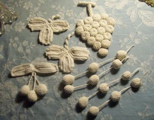 réservé k .. MOTIFS ANCIENS AU CROCHET RAISINS CERISES PAMPILLES POUR CREATIONS