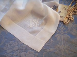 BEAU MOUCHOIR ANCIEN.SUPERBE MONOGRAMME. MARIAGE    , fleurs de lys