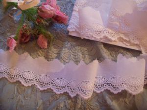 CHARMANTE BRODERIE ANGLAISE VINTAGE