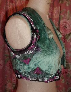  SUPERBE GILET ANCIEN EN VELOURS ET PERLES