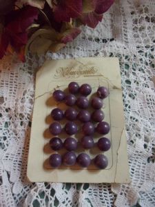 6 petits BOUTONS BOULE ANCIENS, mauves