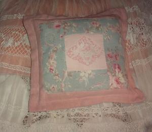 coussin shabby, angelots, broderie et tissus anciens
