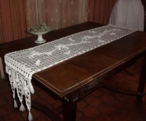   Très long chemin de table ancien , en crochet d'art, 2 mètres
