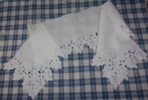  Bande de jolie broderie anglaise main