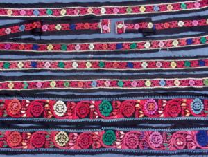 Lot important de broderies anciennes main, pour costume régional ou créations