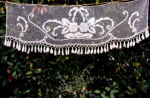   Rideau ancien , cantonnière, dentelle, filet brodé , pompons
