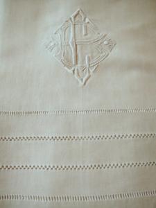 Drap ancien en lin, avec un beau monogramme BC