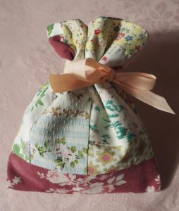 petite pochette en tissus anciens pour emballage cadeau, lavande, senteurs, etc ...