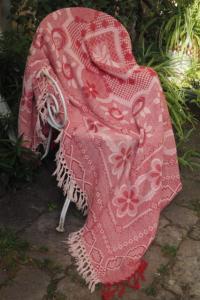 Plaid ancien en gros coton gaufré , rouge et blanc , nappe , rideau , couverture