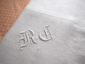 Nappe ancienne en fil de lin et grand monogramme, nappe carrée, 175 x 175 cms