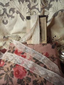 large et fine dentelle ancienne fleurie