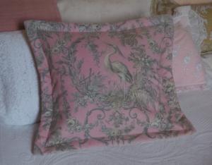 Coussin, beau tissu ancien 19 ème , toile de Jouy, le héron