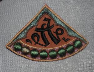 2 petits motifs anciens , brodés main rehaussés de fil métallisé or