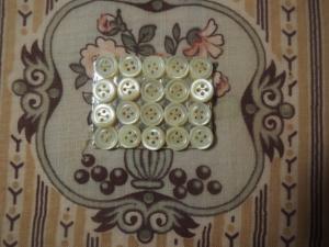 20 petits boutons anciens de nacre sur carte, lingerie, poupée
