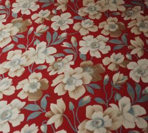 Tissu ancien . Jolies fleurs sur un fond rouge