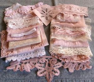 Bon lot éléments anciens roses , pour créations textiles, scrapbooking, patchwork, dentelles anciennes , broderies anciennes