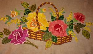 SUPERBE DESSUS DE COUSSIN ANCIEN BRODE DE ROSES   )))