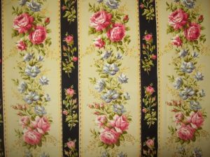 UN TISSU ANCIEN LARGES BANDES DE FLEURS......