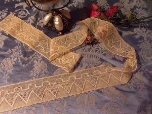 FINE DENTELLE ANCIENNE petits motifs géométriques