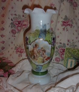 RAVISSANT VASE ANCIEN OPALINE. ANGELOTS ET VIOLETTES