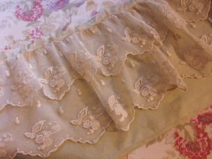 DECO SHABBY CANTONNIERE TULLE REBRODE . 