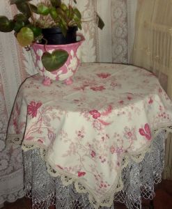 RAVISSANTE PETITE NAPPE BEAU TISSU ANCIEN FLEURI. ET DENTELLE DE LIN