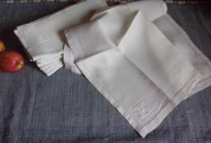  12 serviettes anciennes,  en lin, avec petit médaillon de dentelle