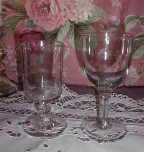  2 verres anciens un peu rustiques