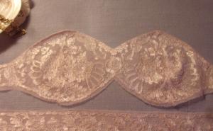 Broderie ancienne sur tulle pour lingerie