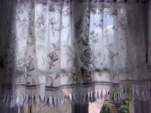 Large rideau ancien brodé, broderie cornely, déco shabby 