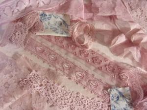 Lot de fines dentelles anciennes , coloris rose , poupée, scrapbooking, shabby-chic