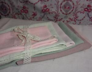  Bon lot de lins teints pour créations et chanvre coloris pastels, rose, vert