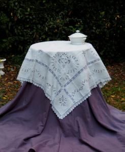 Jolie nappe ancienne en lin brodée main