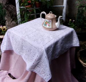 jolie nappe ancienne brodée main, petit rideau brodé, déco shabby et romantique